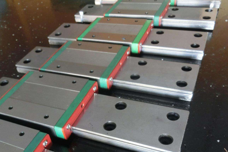 靜音式重負(fù)荷型滾珠直線導(dǎo)軌QH系列精度等級